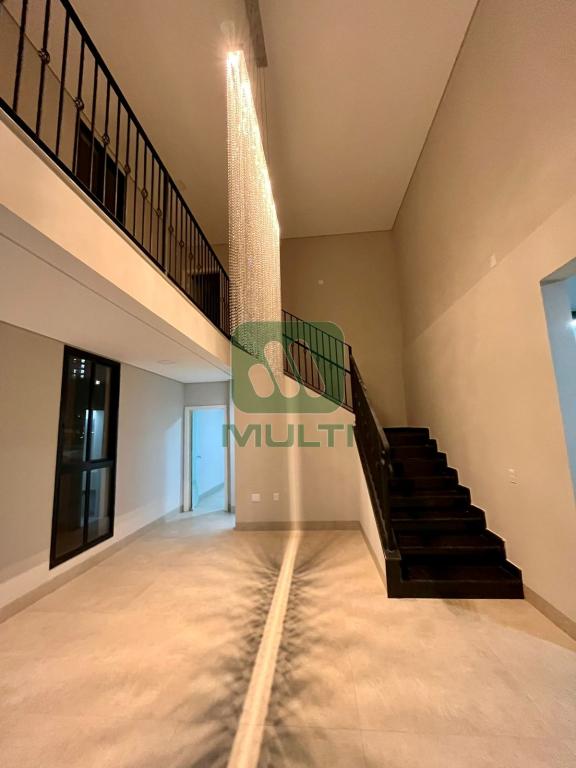 Casa de Condomínio à venda com 4 quartos, 303m² - Foto 3