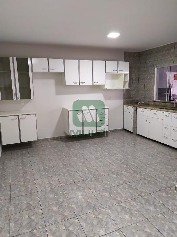 Casa à venda com 3 quartos, 220m² - Foto 1