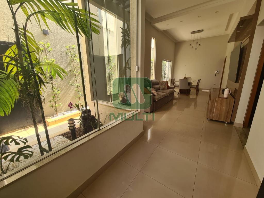 Casa à venda com 3 quartos, 148m² - Foto 1