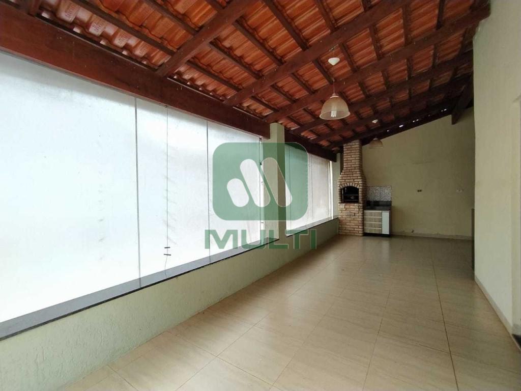 Casa à venda com 2 quartos, 150m² - Foto 4