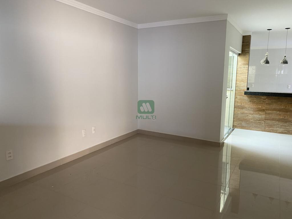 Casa à venda com 2 quartos, 120m² - Foto 2