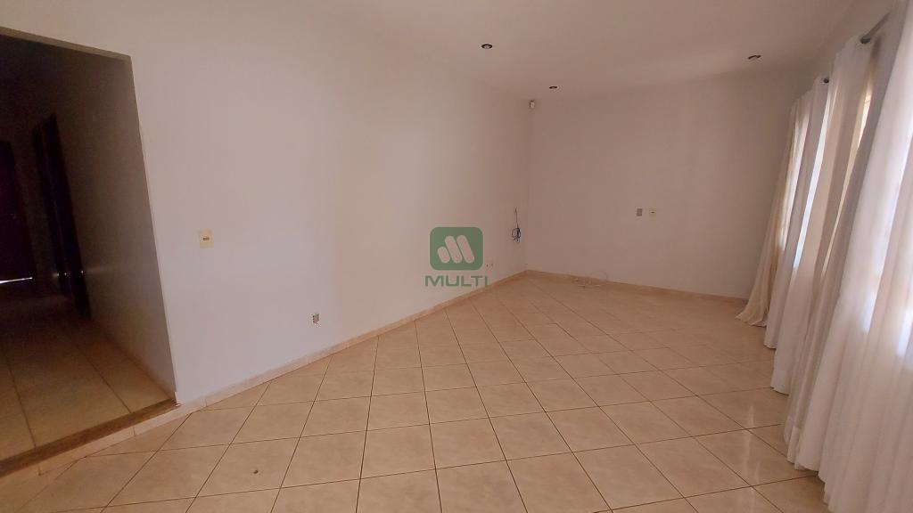 Casa à venda com 3 quartos, 224m² - Foto 1