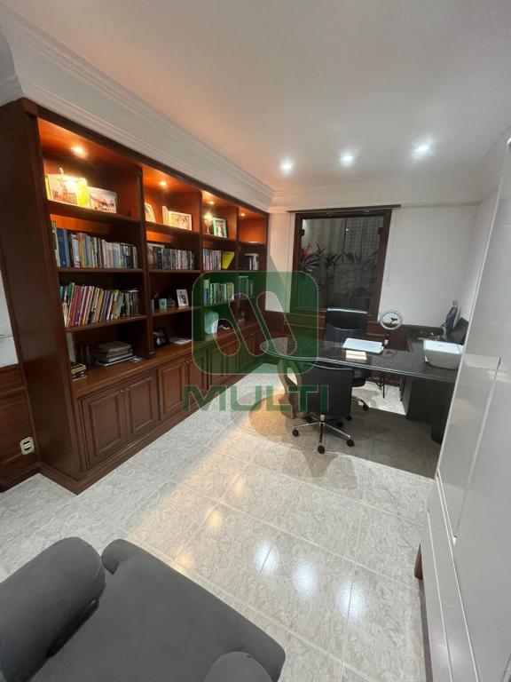 Casa à venda com 3 quartos, 295m² - Foto 4