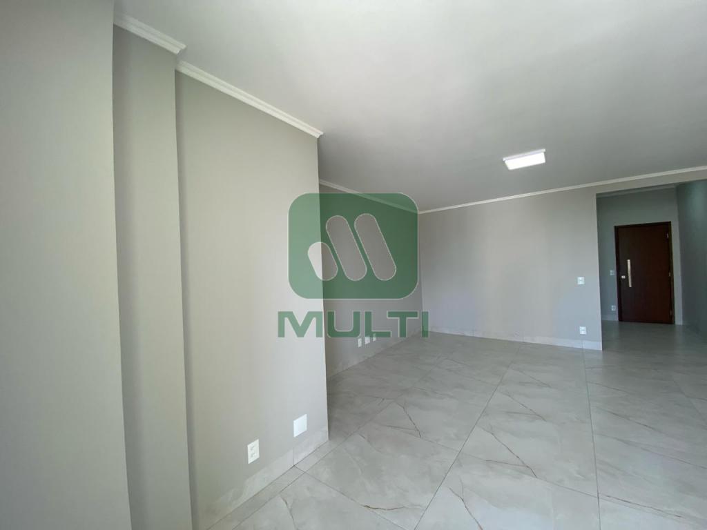 Apartamento à venda com 3 quartos, 105m² - Foto 2