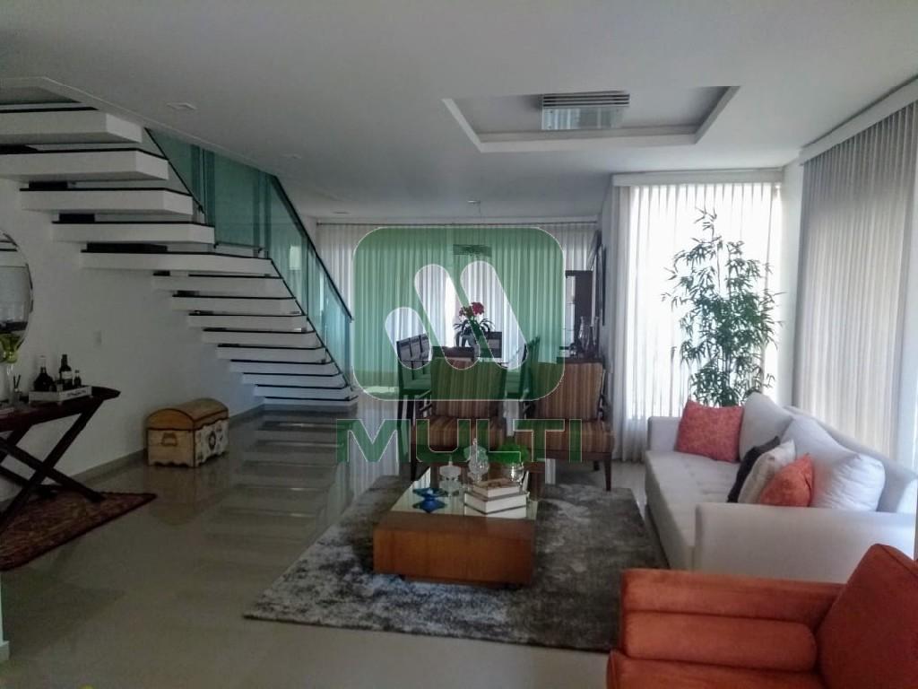 Casa de Condomínio à venda com 3 quartos, 242m² - Foto 2