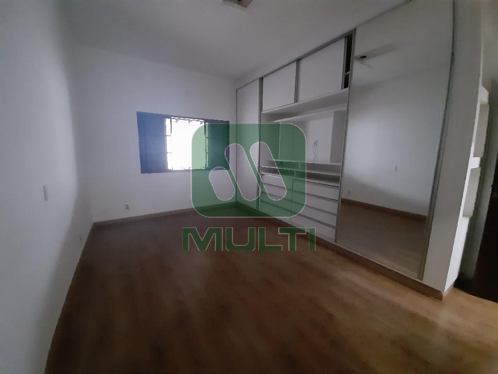 Casa à venda com 3 quartos, 225m² - Foto 1