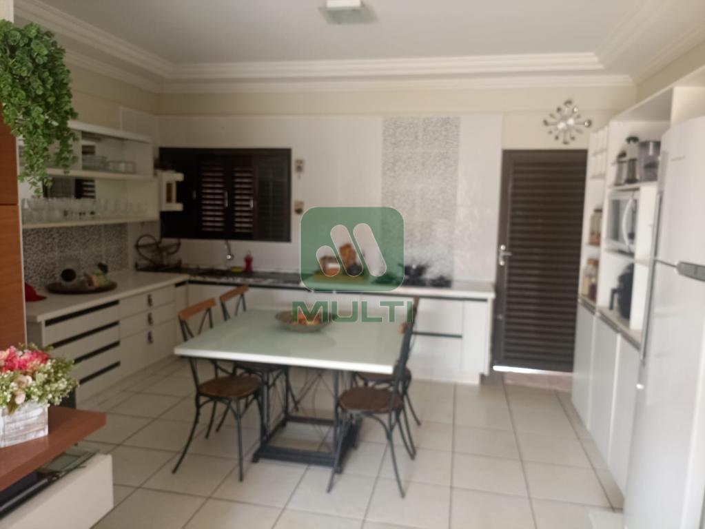 Casa à venda com 3 quartos, 70m² - Foto 4