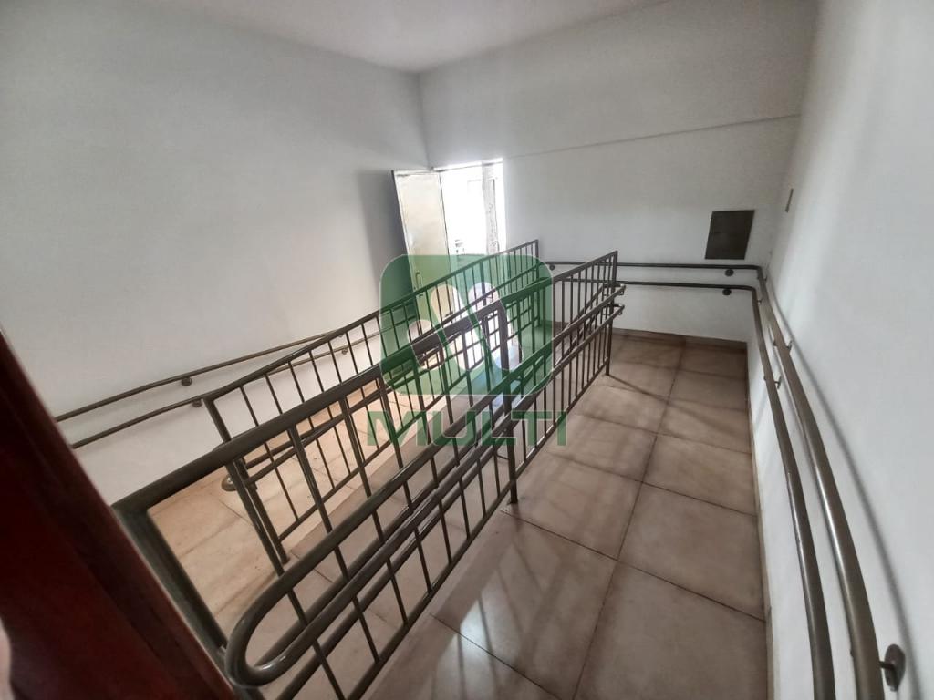 Casa à venda com 3 quartos, 219m² - Foto 1