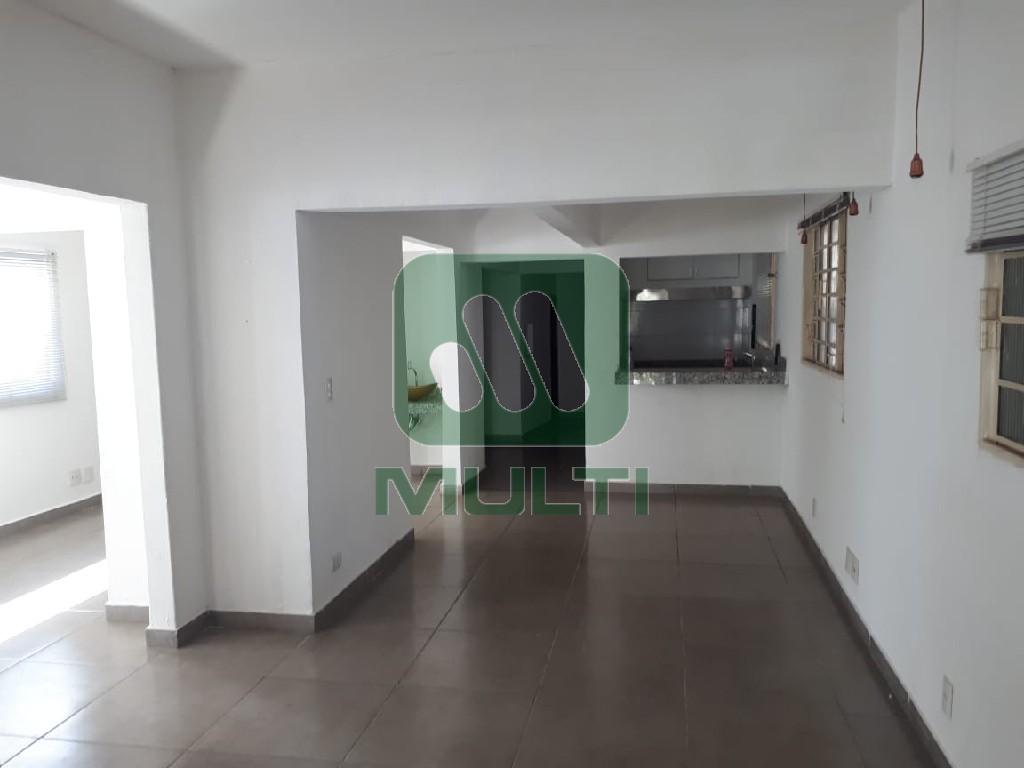 Terreno à venda com 1 quarto, 595m² - Foto 2