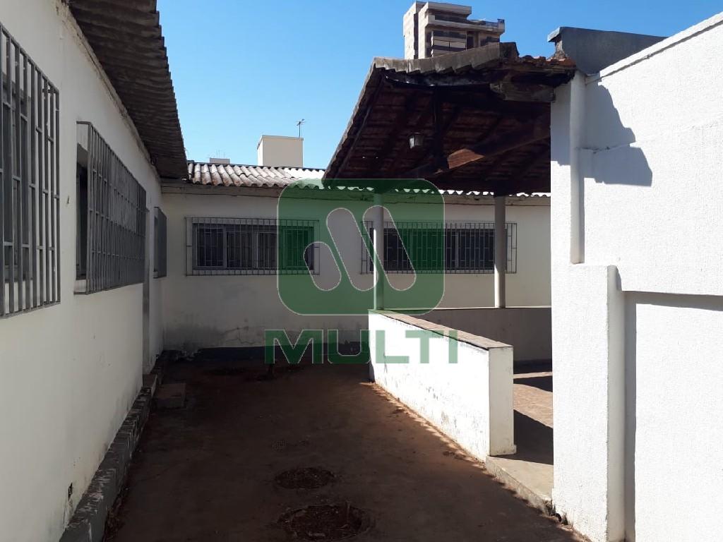 Terreno à venda com 1 quarto, 595m² - Foto 12