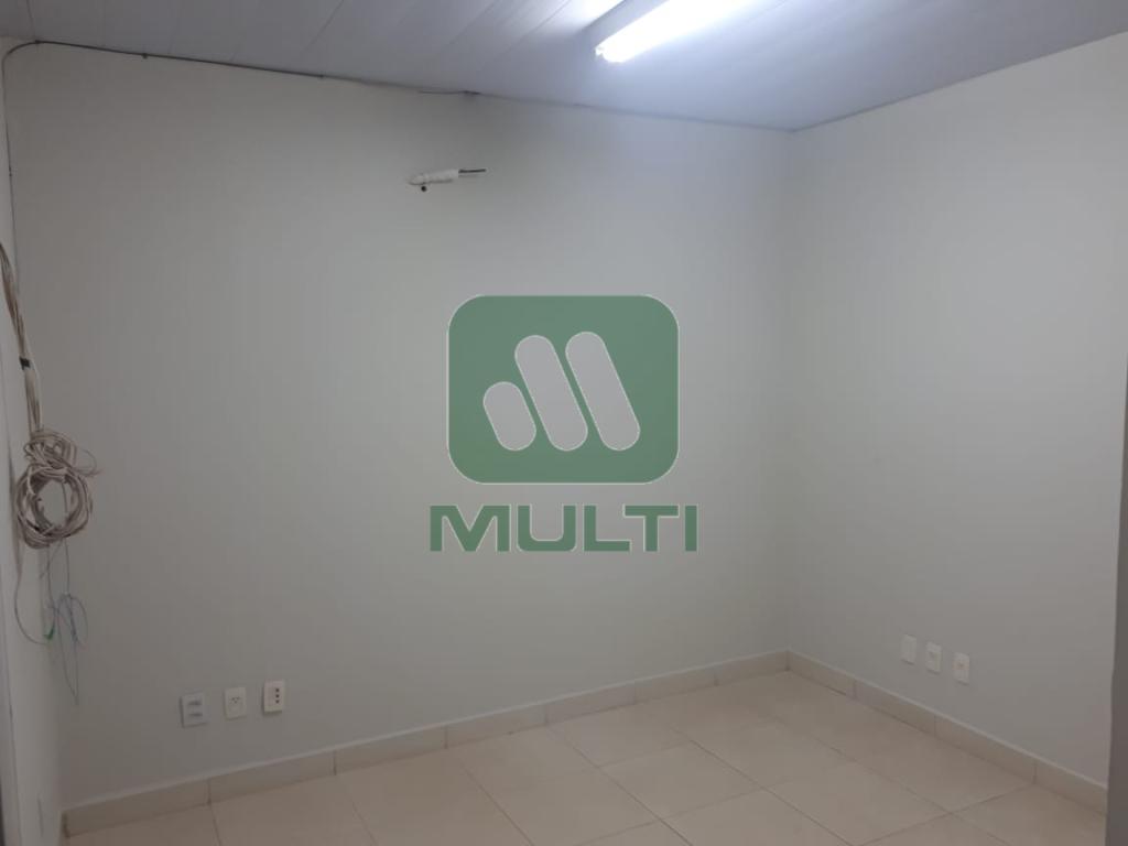 Terreno à venda com 1 quarto, 595m² - Foto 17