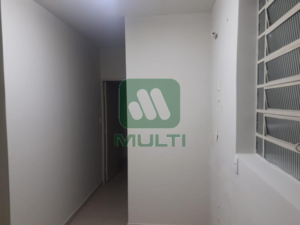 Terreno à venda com 1 quarto, 595m² - Foto 18