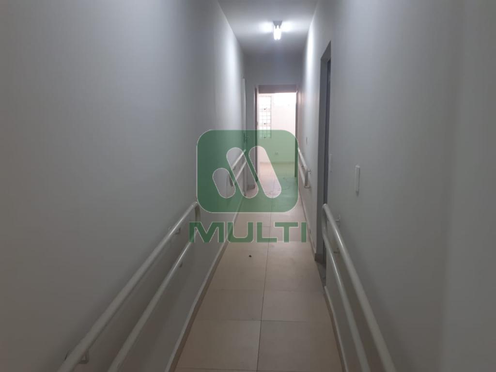 Terreno à venda com 1 quarto, 595m² - Foto 19