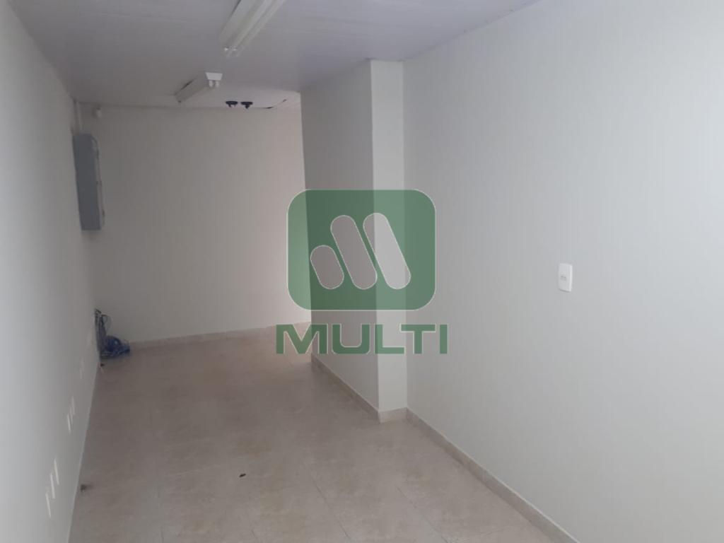 Terreno à venda com 1 quarto, 595m² - Foto 24