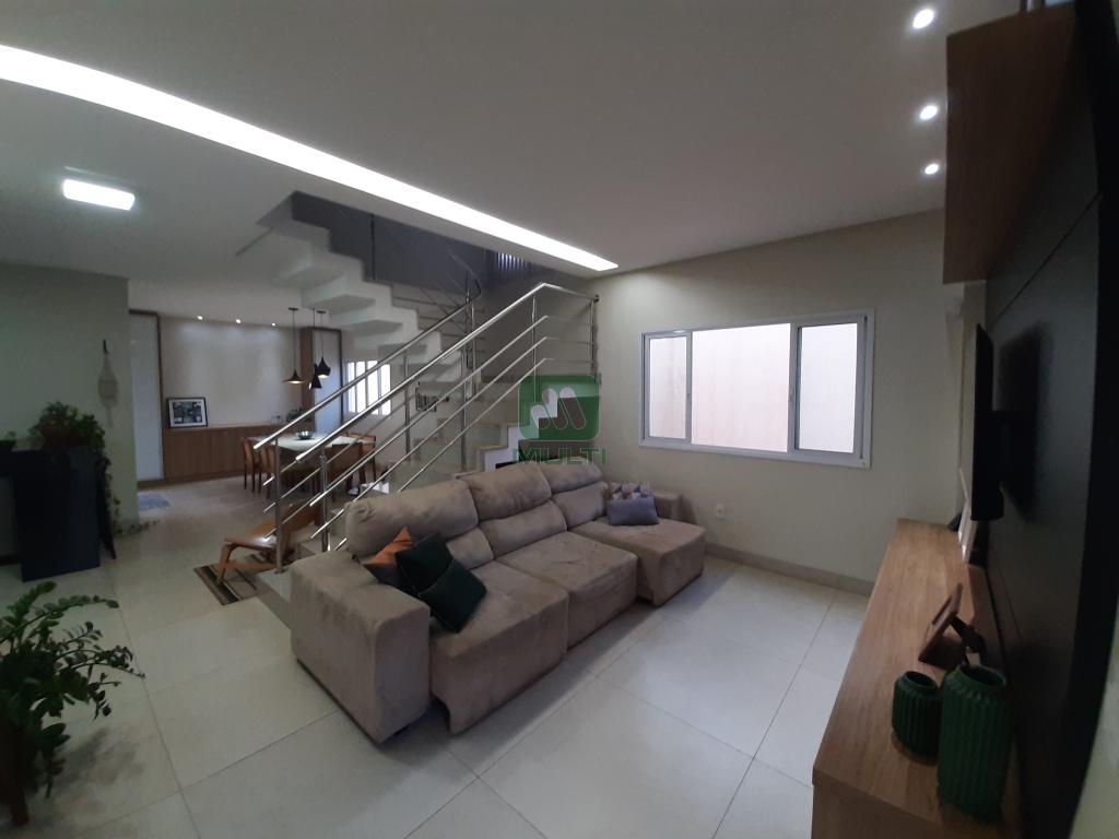 Casa à venda com 3 quartos, 235m² - Foto 1