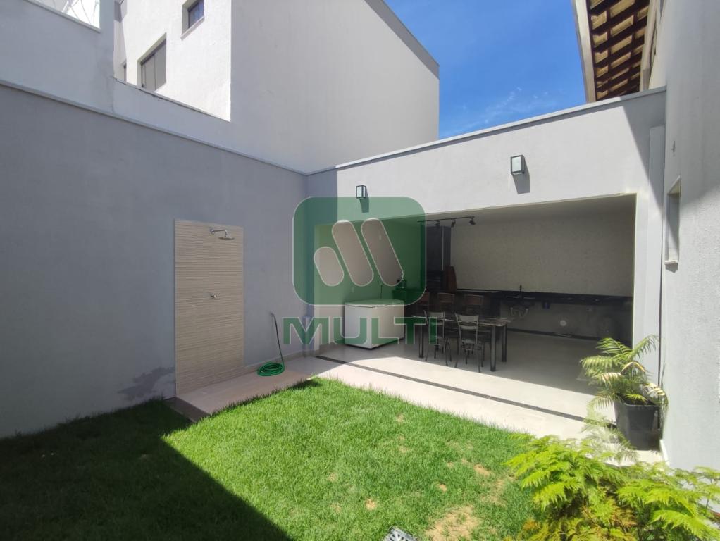 Casa à venda com 4 quartos, 345m² - Foto 2