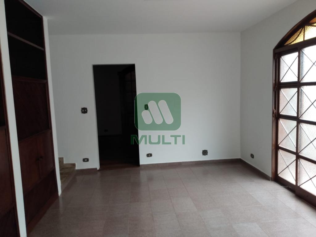 Casa à venda com 3 quartos, 297m² - Foto 1