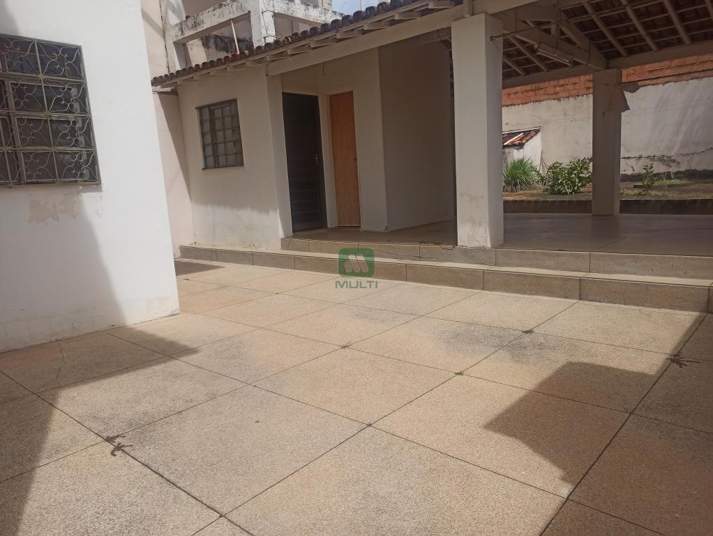 Casa à venda com 4 quartos, 250m² - Foto 2