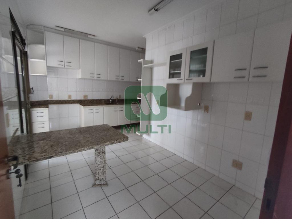 Apartamento à venda com 4 quartos, 200m² - Foto 2