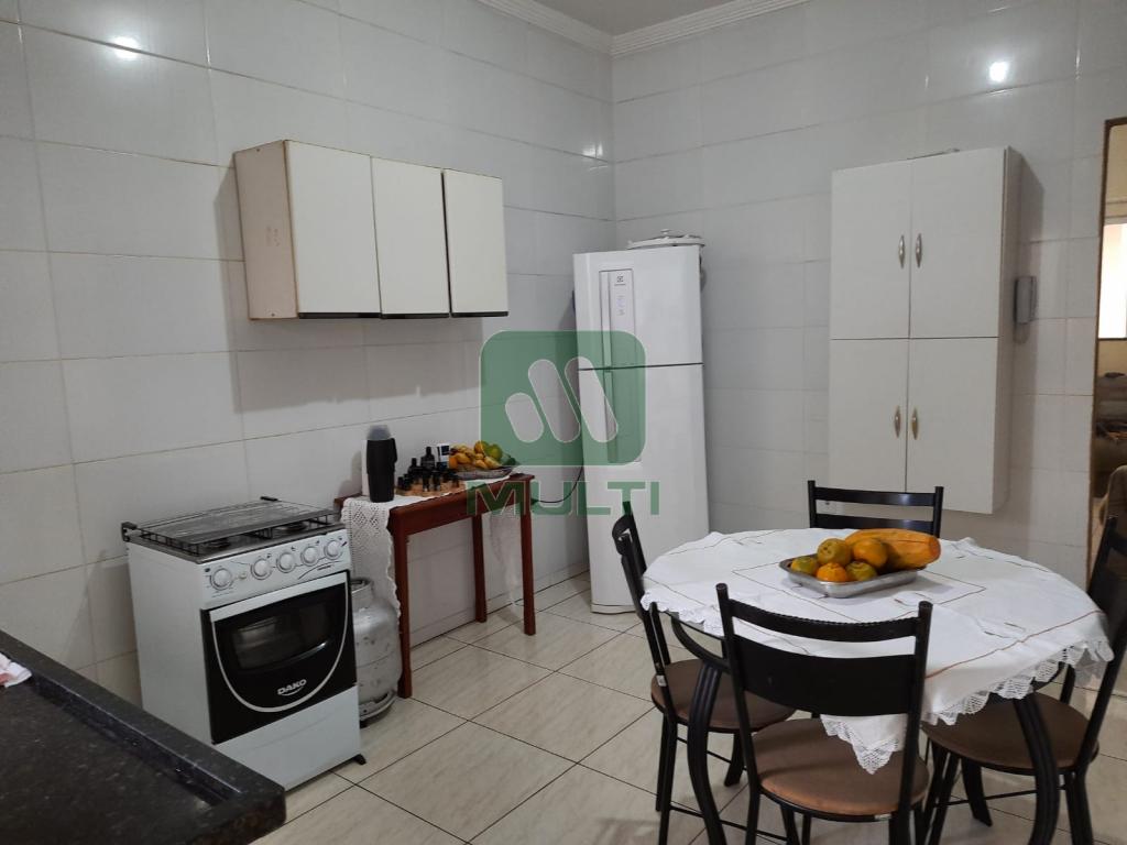 Casa à venda com 3 quartos, 109m² - Foto 1