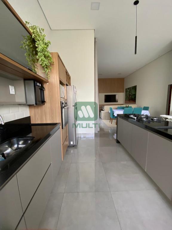 Casa à venda com 3 quartos, 200m² - Foto 4