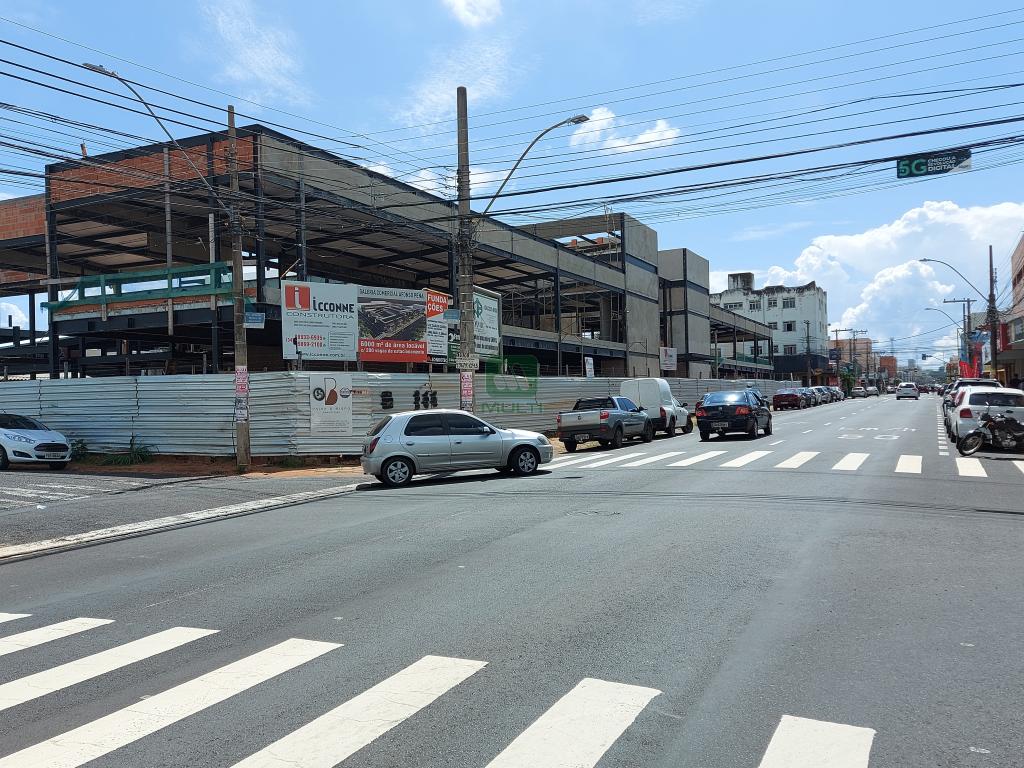 Terreno à venda com 1 quarto, 300m² - Foto 2