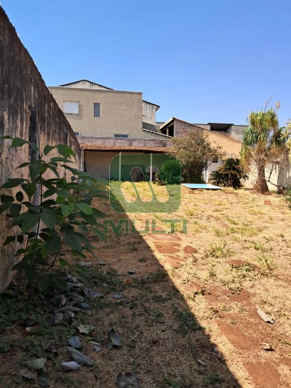 Terreno à venda com 1 quarto, 360m² - Foto 1