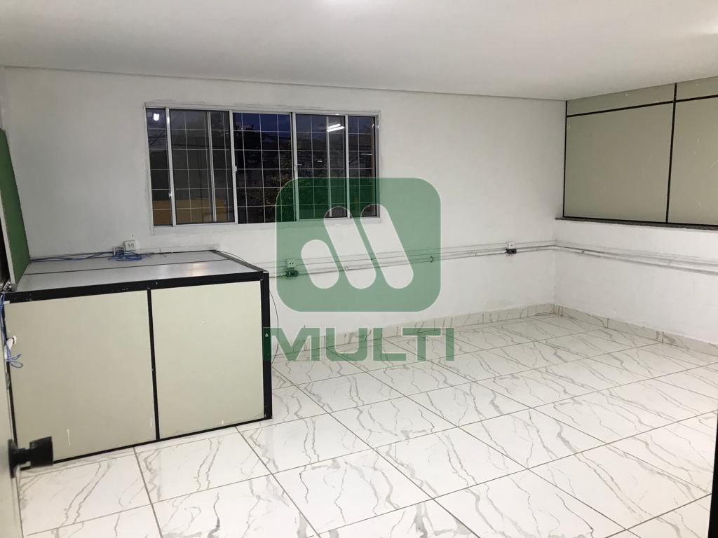 Casa de Condomínio à venda com 1 quarto, 220m² - Foto 15