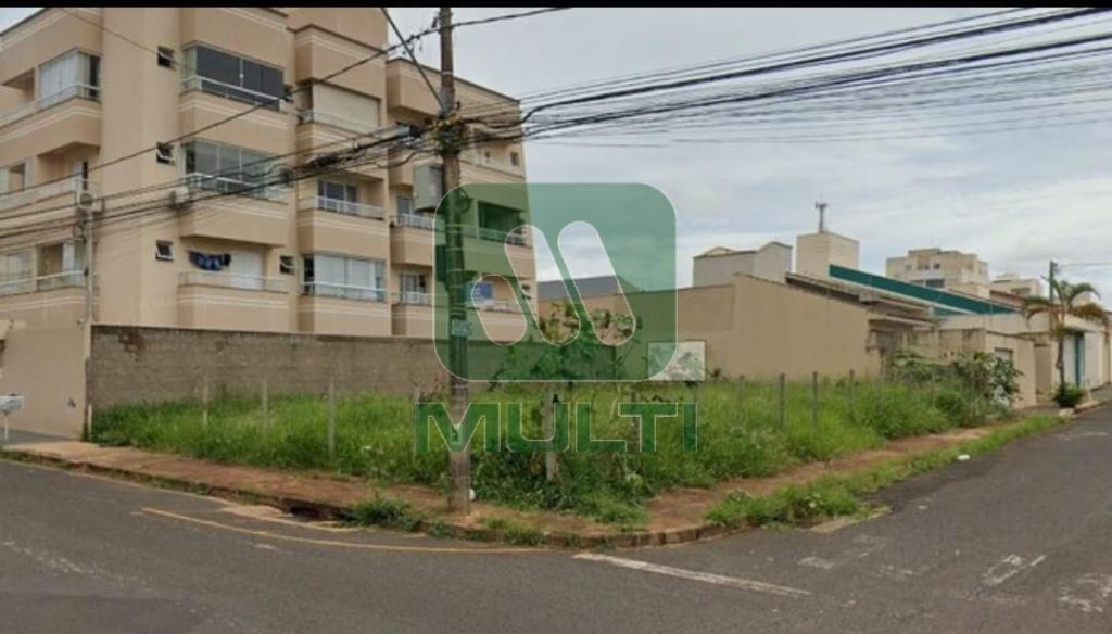 Terreno à venda com 1 quarto, 360m² - Foto 1