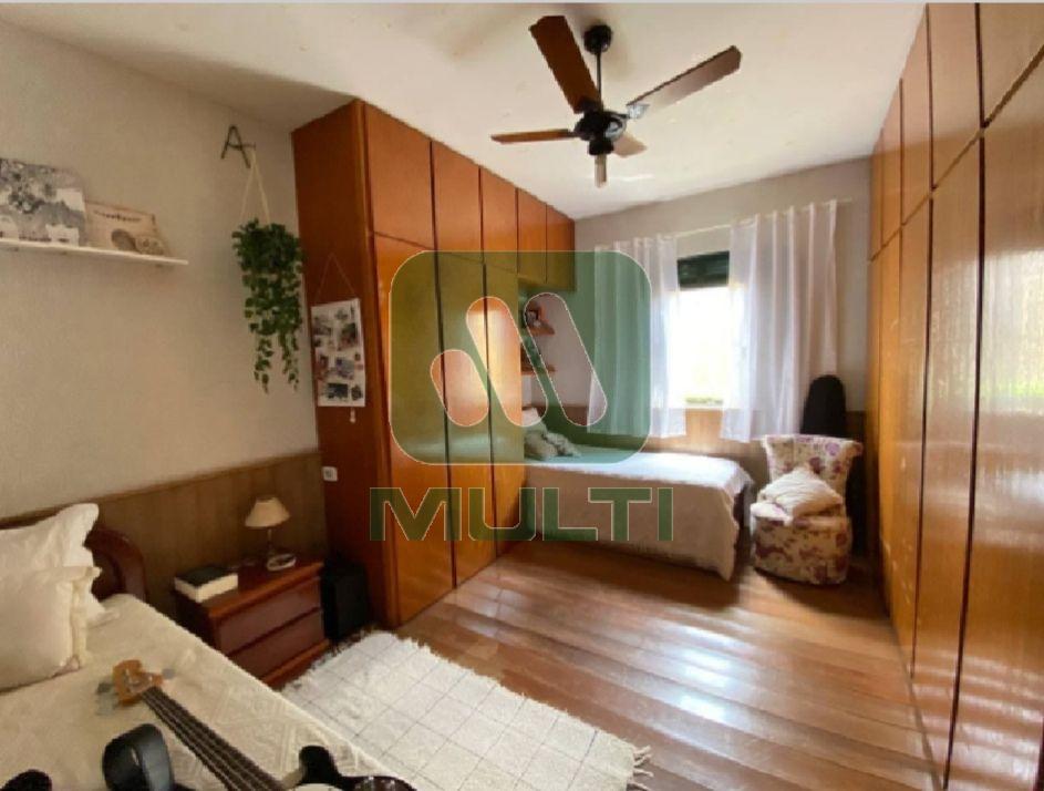 Casa à venda com 3 quartos, 270m² - Foto 8