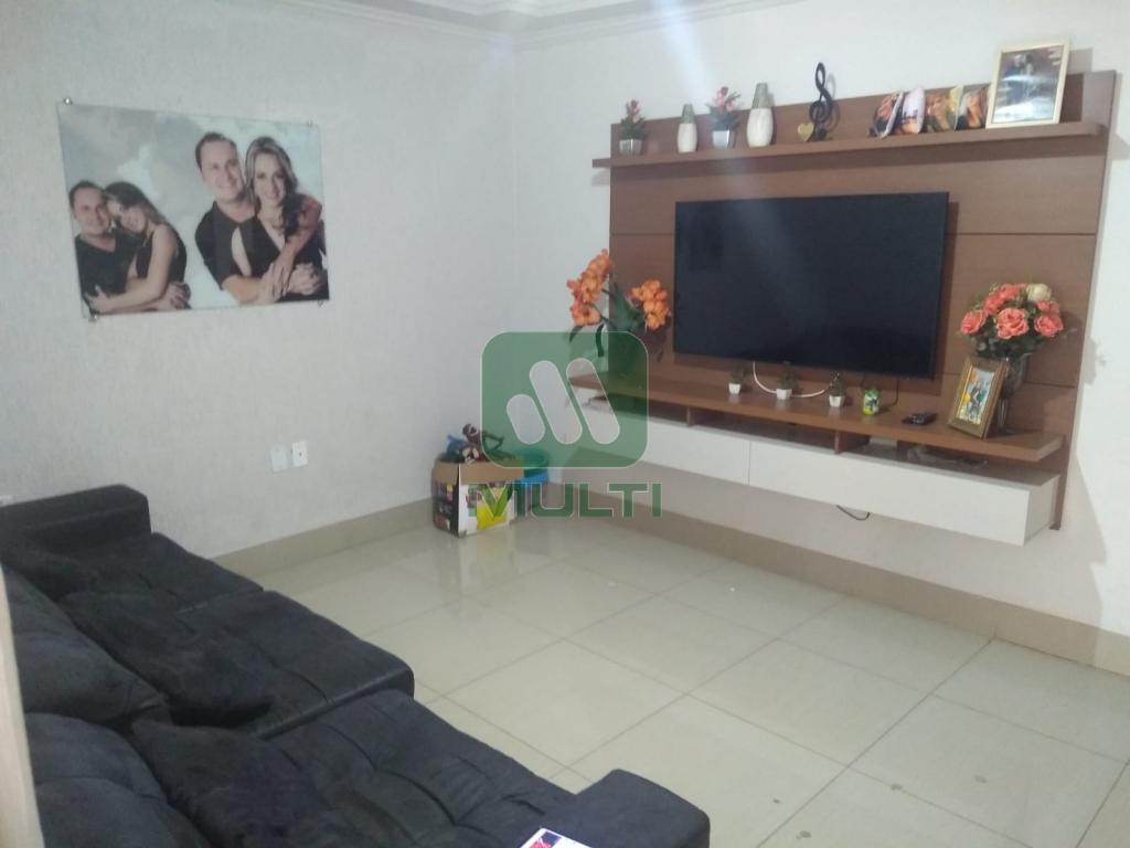 Casa à venda com 3 quartos, 212m² - Foto 1