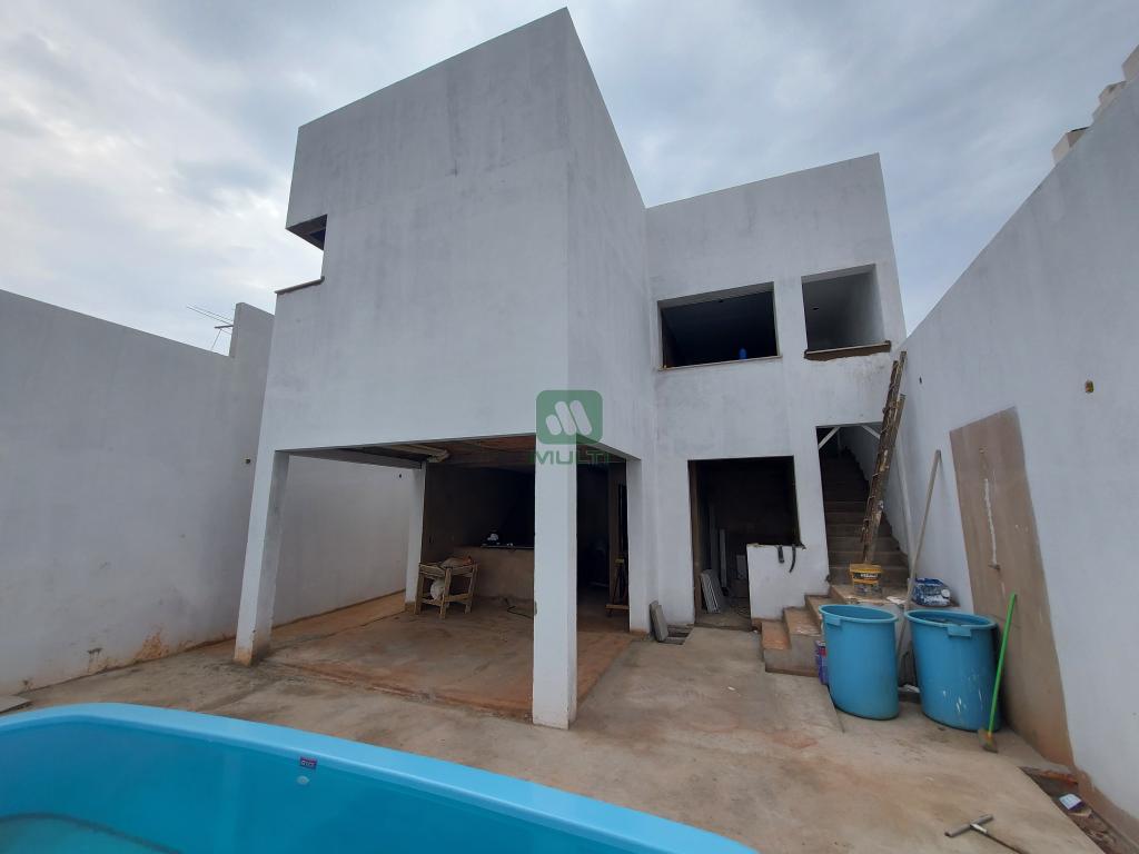 Casa à venda com 3 quartos, 215m² - Foto 2