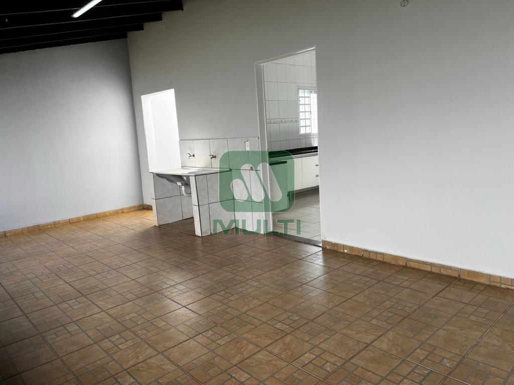 Casa à venda com 3 quartos, 170m² - Foto 2