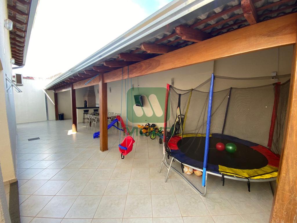 Casa à venda com 4 quartos, 300m² - Foto 2