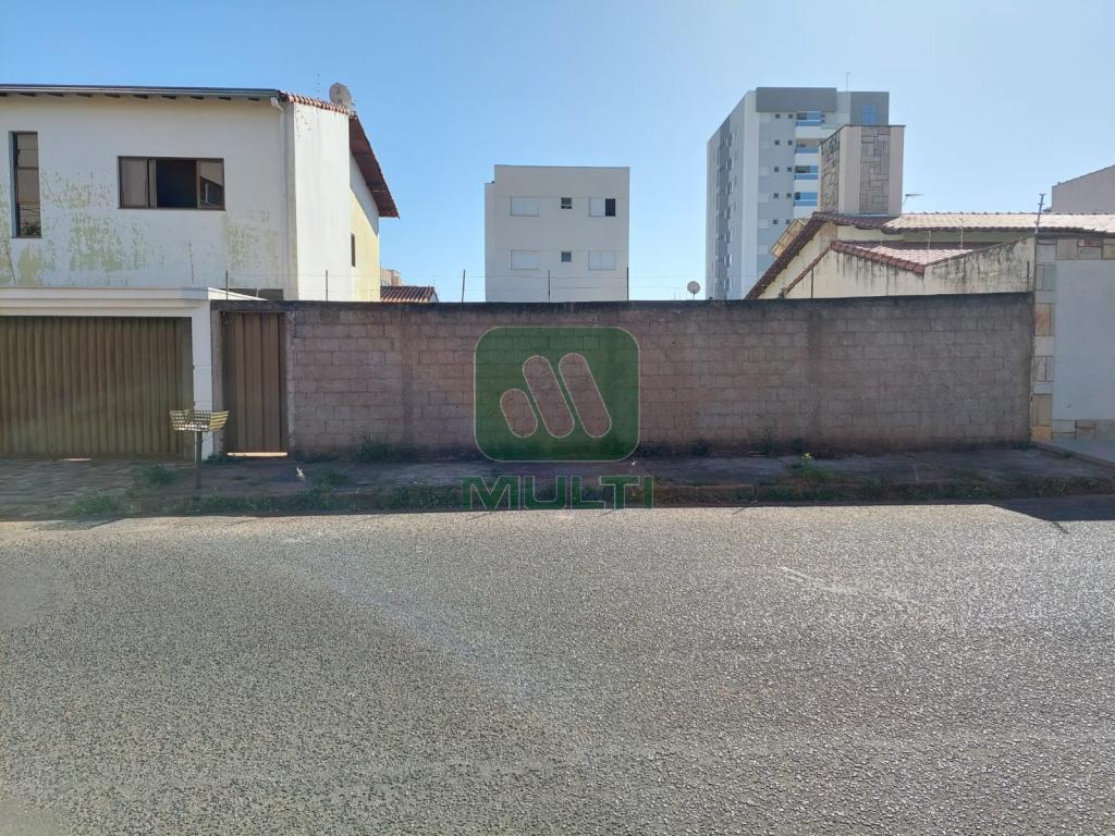 Terreno à venda com 1 quarto, 360m² - Foto 1