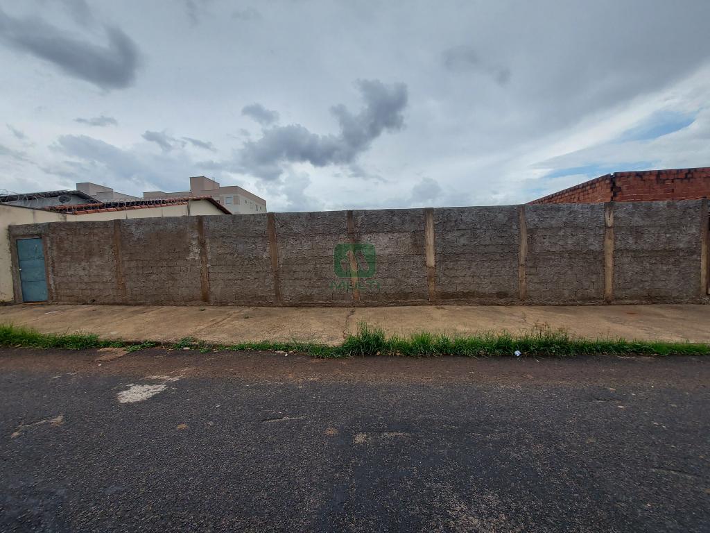 Terreno à venda com 1 quarto, 300m² - Foto 1