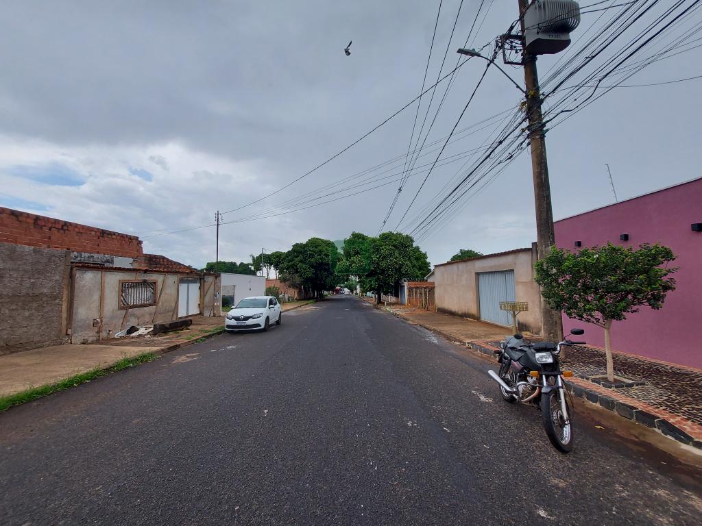 Terreno à venda com 1 quarto, 300m² - Foto 3