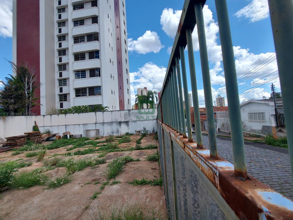 Terreno à venda com 1 quarto, 400m² - Foto 2