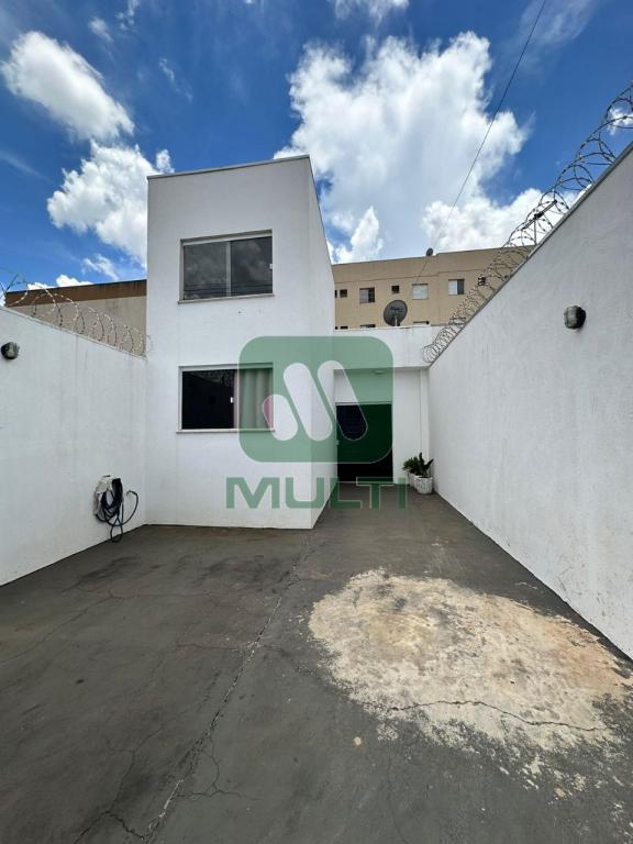 Casa à venda com 2 quartos, 80m² - Foto 16