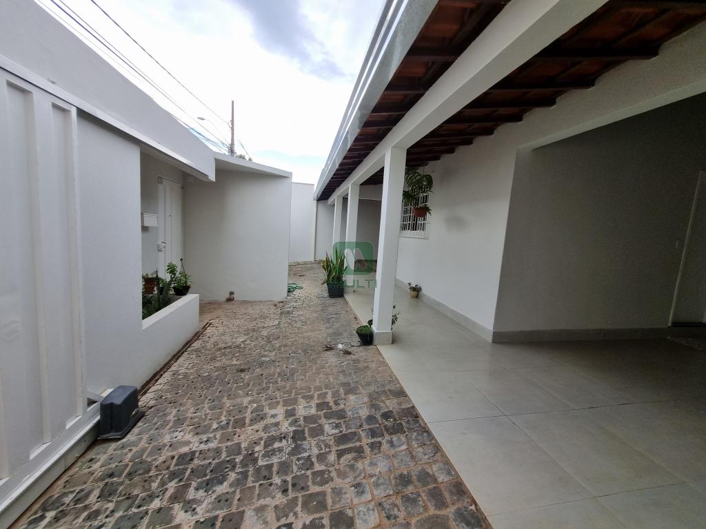 Casa à venda com 4 quartos, 227m² - Foto 3