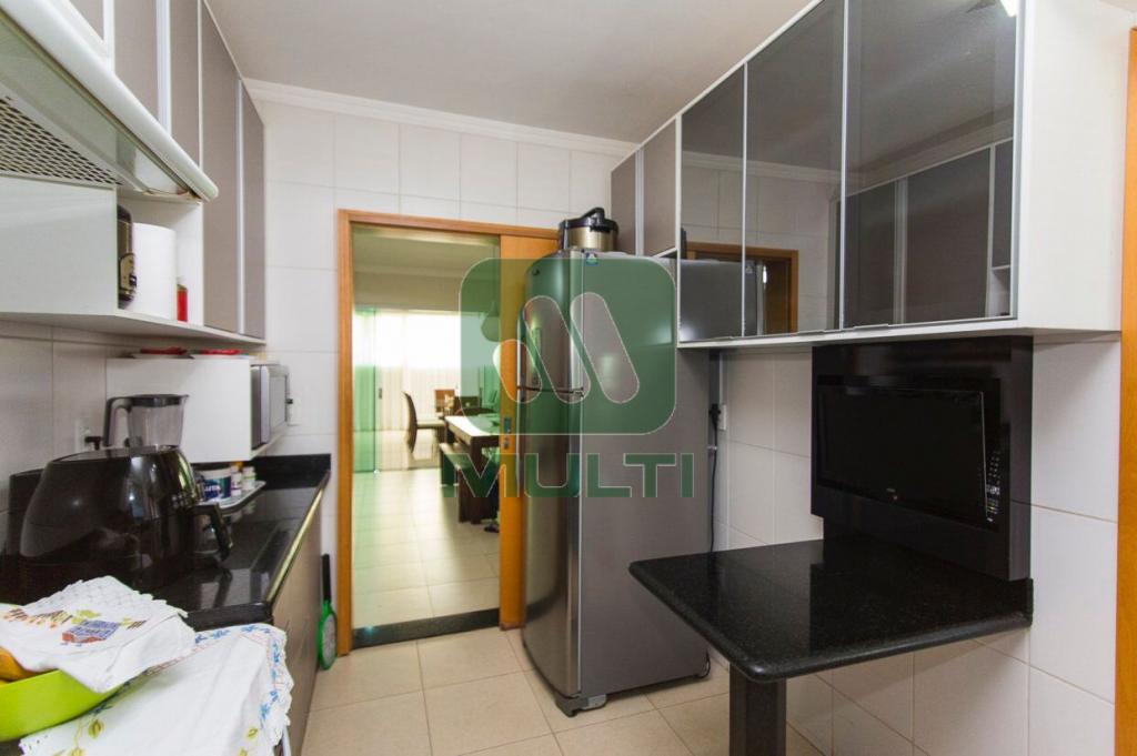 Apartamento à venda com 3 quartos, 160m² - Foto 4