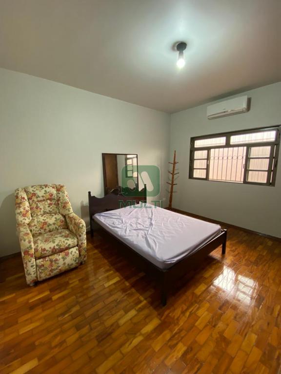 Casa à venda com 3 quartos, 195m² - Foto 2