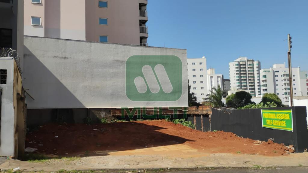 Terreno à venda com 1 quarto, 348m² - Foto 1