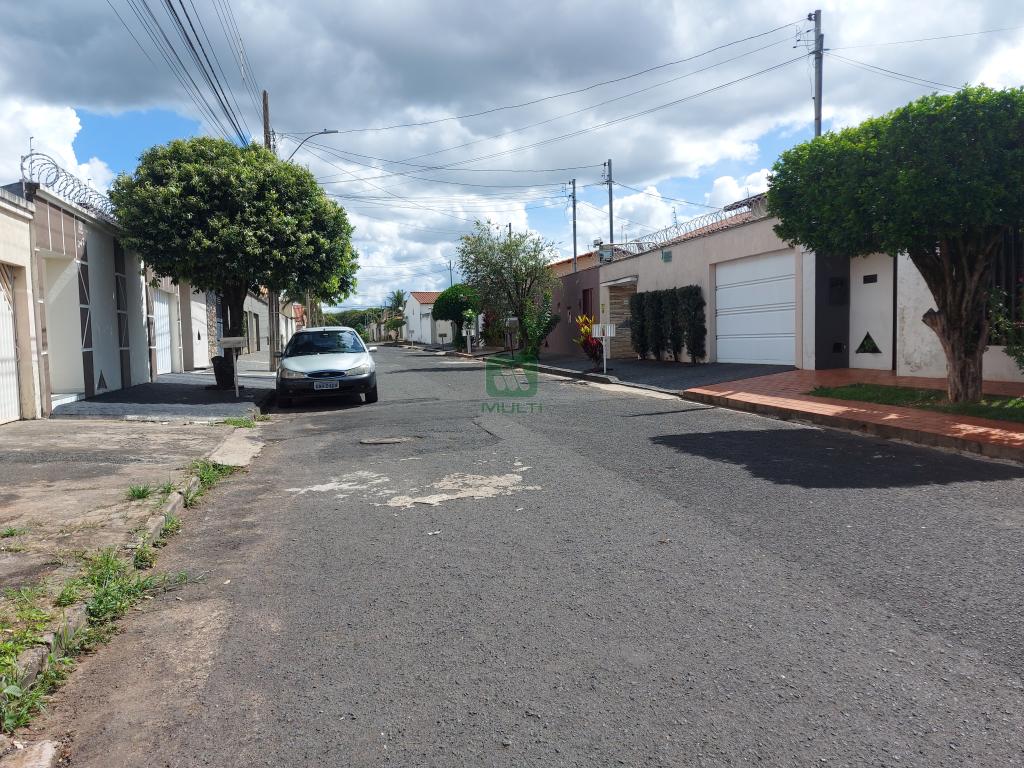 Terreno à venda com 1 quarto, 250m² - Foto 3