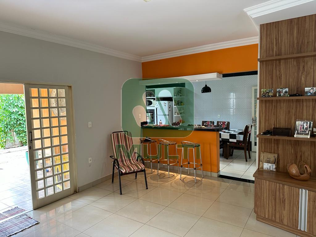 Casa à venda com 3 quartos, 250m² - Foto 2