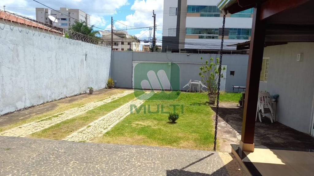 Casa à venda com 2 quartos, 300m² - Foto 1