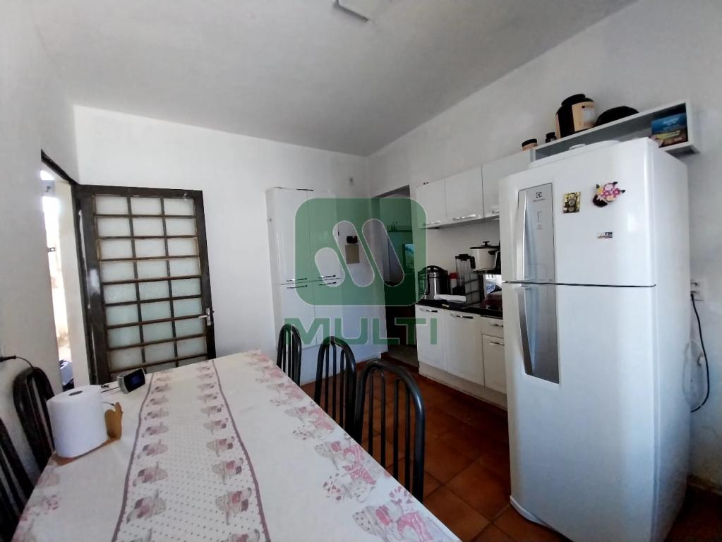 Casa à venda com 3 quartos, 100m² - Foto 2