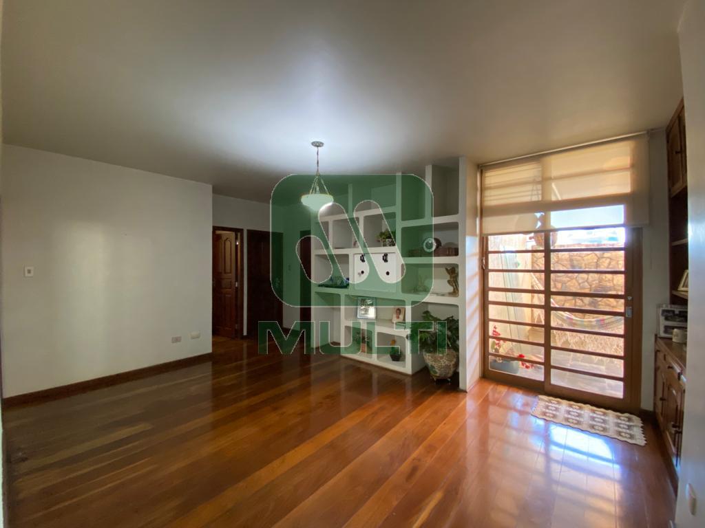 Casa à venda com 4 quartos, 237m² - Foto 1