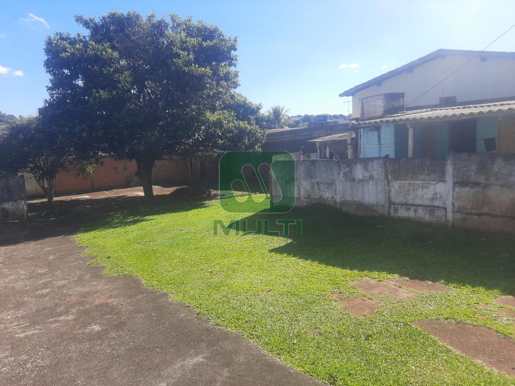 Terreno à venda com 1 quarto, 72m² - Foto 1