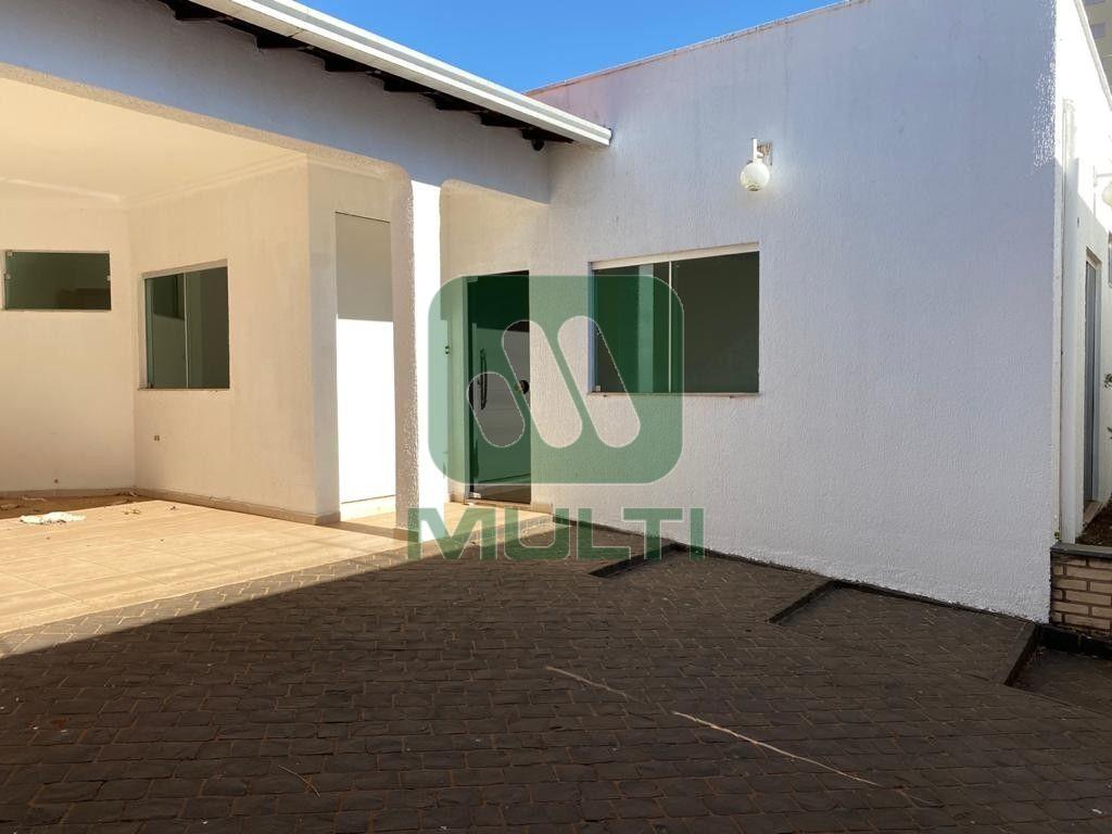 Casa à venda com 3 quartos, 212m² - Foto 1